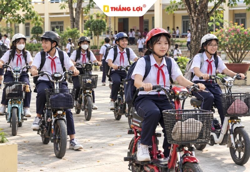 Người điều khiển xe đạp điện phải đội mũ bảo hiểm đúng quy định