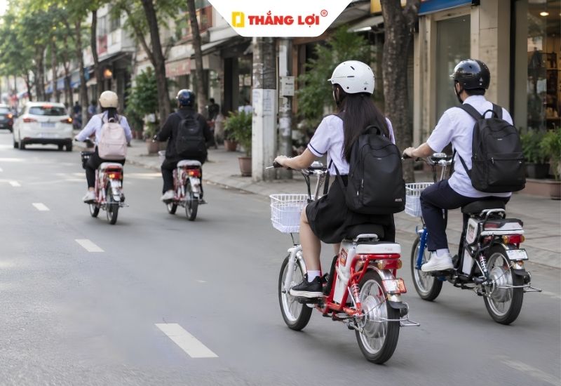 Trẻ em ngồi xe đạp điện có phải đội mũ bảo hiểm không
